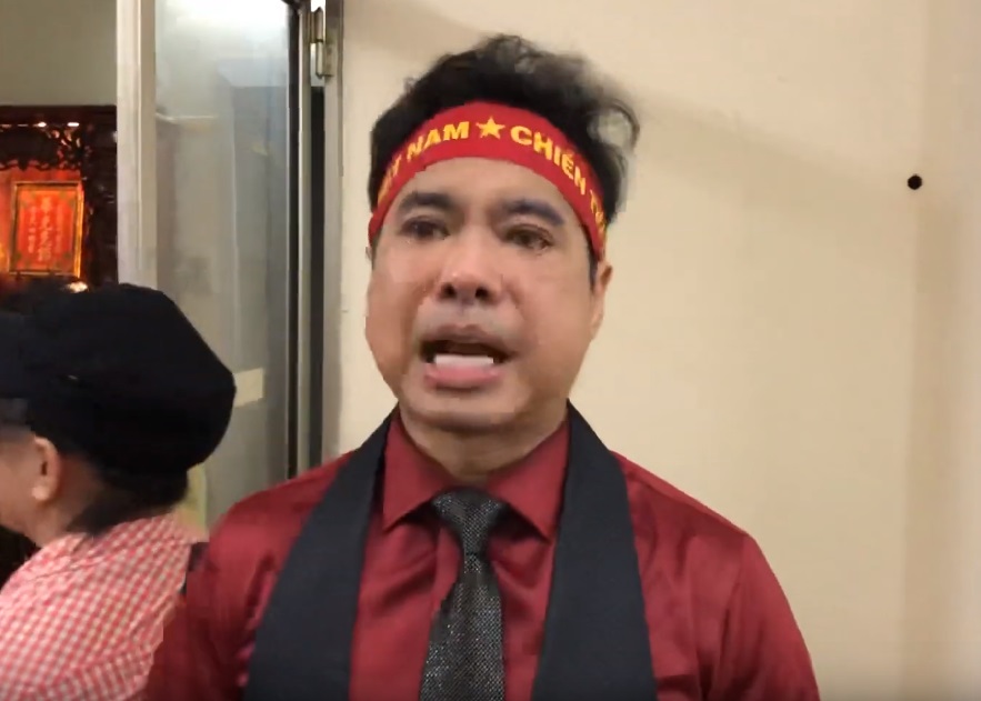 'Ông hoàng nhạc sến' Ngọc Sơn khóc sưng mắt sau trận hòa Việt Nam - Thái Lan - 5