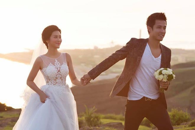 Tháng 7.2017, Trúc Nguyễn khiến nhiều người bất ngờ khi kết hôn với chàng tiền đạo điển trai Sỹ Mạnh - tình cũ hot girl Tâm Tít sau 3 năm yêu xa. Sỹ Mạnh từng thi đấu cho CLB Ninh Bình, Hải Phòng, Quảng Nam, Hà Nội.