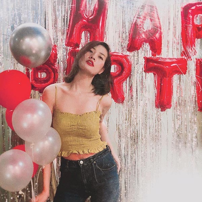 Hình ảnh đời thường trẻ trung, cuốn hút của chân dài họ Đinh.