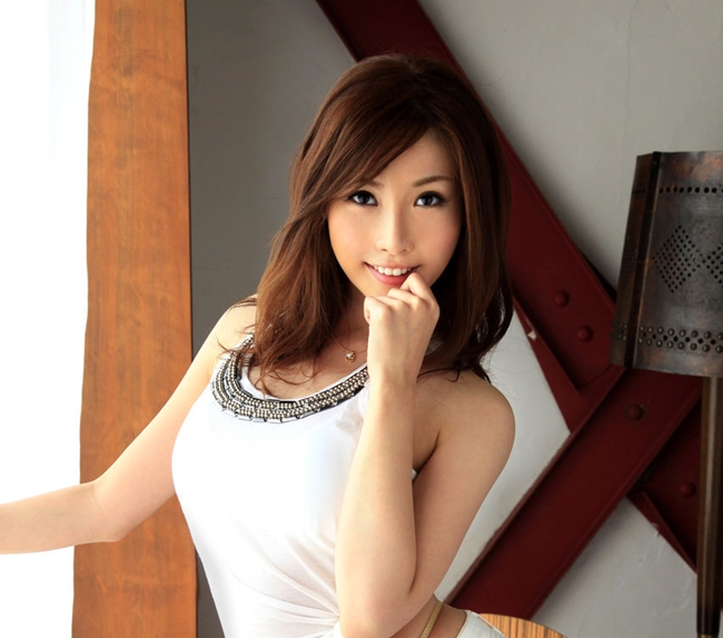 Akane Yui sinh năm 1989. Cô chỉ đóng phim 18+ trong vòng 1 năm, Năm 2012, người đẹp tuyên bố “nghỉ hưu”. Từ đó tới nay, thông tin về Yui ít được truyền thông cập nhật.