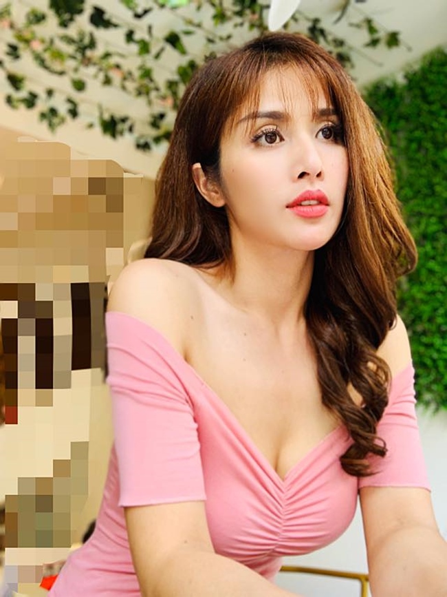 Hậu ly hôn, vợ cũ chân sút Đồng Tháp tự tin ăn mặc sexy mà không ngại dư luận. Cô cũng chia sẻ nguyên nhân hai vợ chồng đường ai nấy đi do không tìm được điểm chung trong cuộc sống. Sau khi chia tay, cả hai vẫn làm bạn và cùng chăm sóc con.