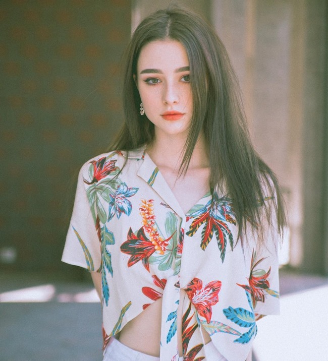 Tiếp đó là tẩy trang, một số người chọn dùng nước tẩy trang nhưng Dasha Taran ưa dùng gel tẩy trang, khi thoa lên da ướt gel sẽ tan ra để hòa tan và làm sạch lớp make up.