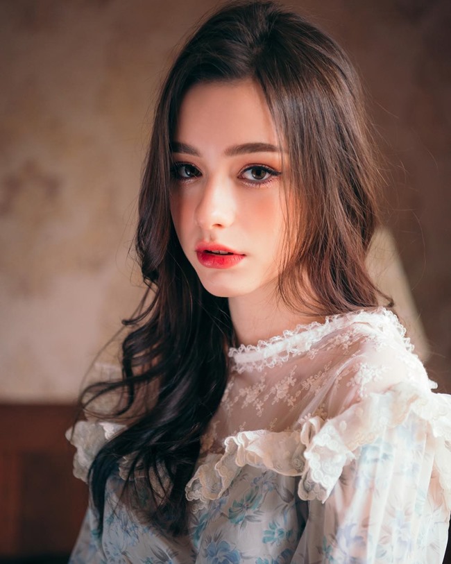 Với phần trang điểm ở mắt và môi, cô dùng loại nước tẩy trang riêng vì đây là vùng da mềm và nhạy cảm.