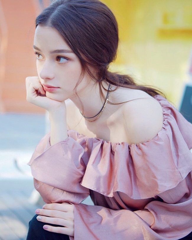 Người đẹp chia sẻ thêm, điều quan trọng nhất để có một làn da đẹp là nên ngủ đủ giấc, ăn thức ăn lành mạnh và chăm chỉ luyện tập thể thao.