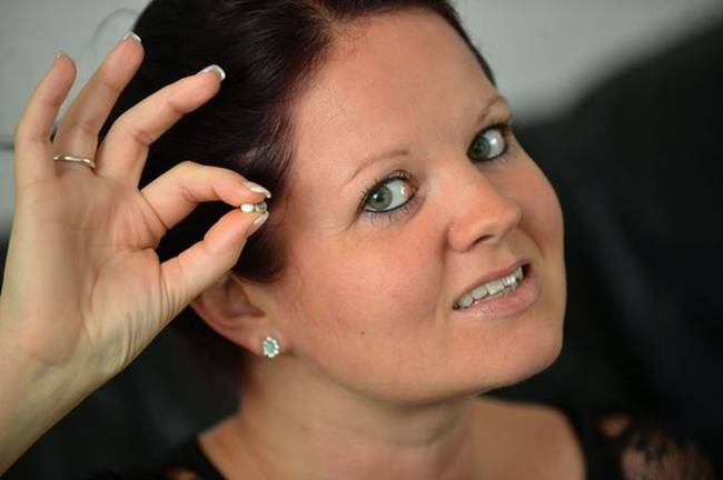 Khi đang ăn, cô phát hiện tiếng