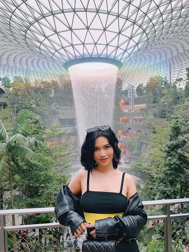 Ngoài thời gian làm việc, Sĩ Thanh là một tín đồ du lịch. Cô nàng đi từ Đà Lạt, Nha Trang đến Nhật, Hàn, Thái, Singapore... ở đâu cũng có vài chục chiếc ảnh check-in của giọng ca