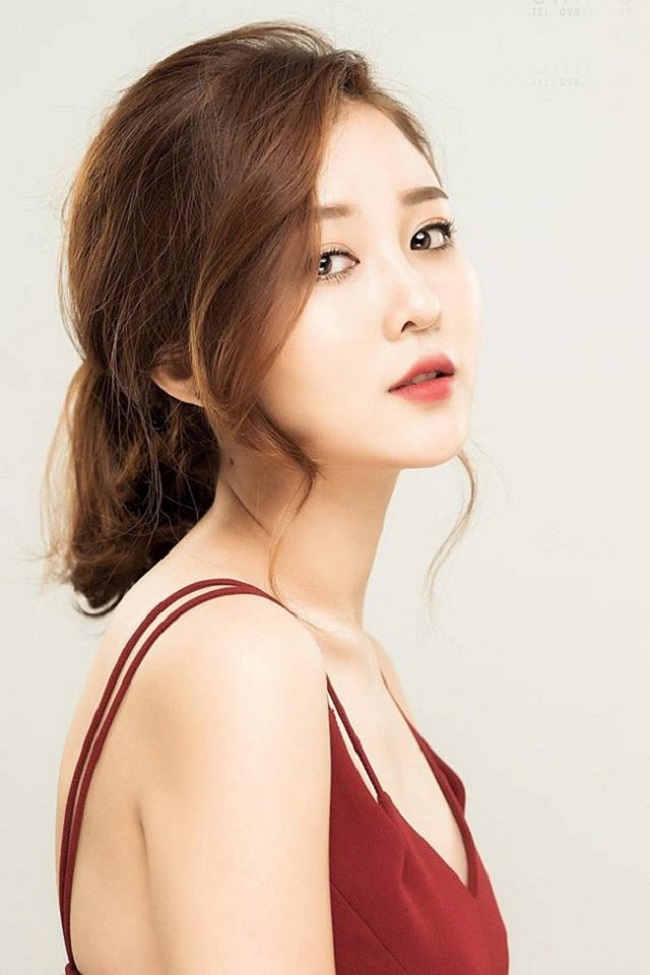 Người đẹp tên thật là Nguyễn Thị Thủy, sinh năm 1990 và từng tốt nghiệp ngành Quản lý giáo dục của Đại học Khoa học xã hội và nhân văn TP.HCM.