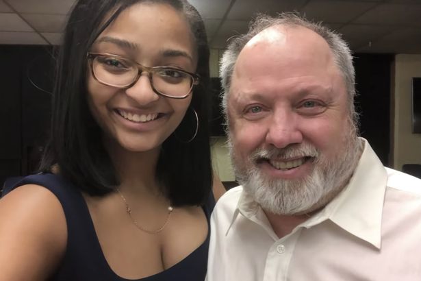 Phải lòng ngay lần đầu gặp mặt, cô gái 23 tuổi quyết “tán” bằng được người đáng tuổi bố mình - 1