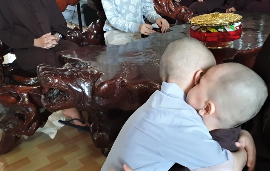 5 chú tiểu gây náo động