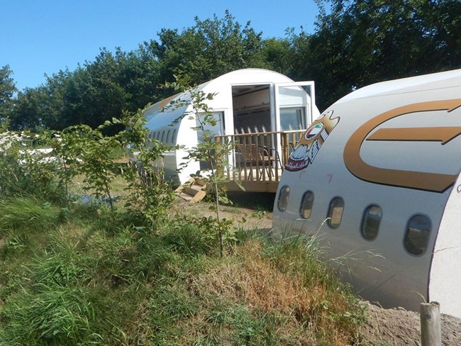 Chủ nhân khu dã ngoại cắm trại là ông Toby Rhys-Davies chi ra 45.000 bảng Anh (~1,29 tỷ đồng) để mua chiếc máy bay Airbus không còn được sử dụng từ một bãi phế liệu ở Cardiff, xứ Wales (Vương Quốc Anh).