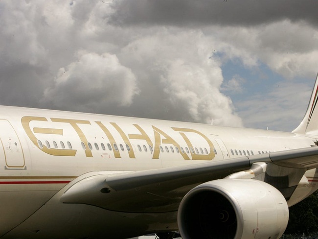 Thời điểm máy bay còn được phục vụ  có 16 ghế hạng thương gia, 90 ghế hạng phổ thông, và 2 động cơ phản lực.