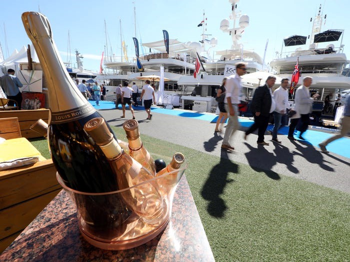 Giới tỷ phú đang đốt tiền cho các siêu du thuyền như thế nào? - 13