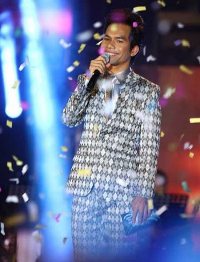 Liều lĩnh tham gia cuộc thi 'Vietnam Idol 2012', Yasuy vượt qua hàng trăm đối thủ và giành chiến thắng. Tuy nhiên, chiến thắng của Yasuy vướng nhiều ý kiến trái chiều của dư luận. Phần đông khán giả ủng hộ cho giọng ca truyền cảm, mộc mạc cũng như sự chân thật của anh, trong khi không ít người cho rằng anh chưa thật sự xứng đáng về giọng hát so với người về nhì, Hoàng Quyên.