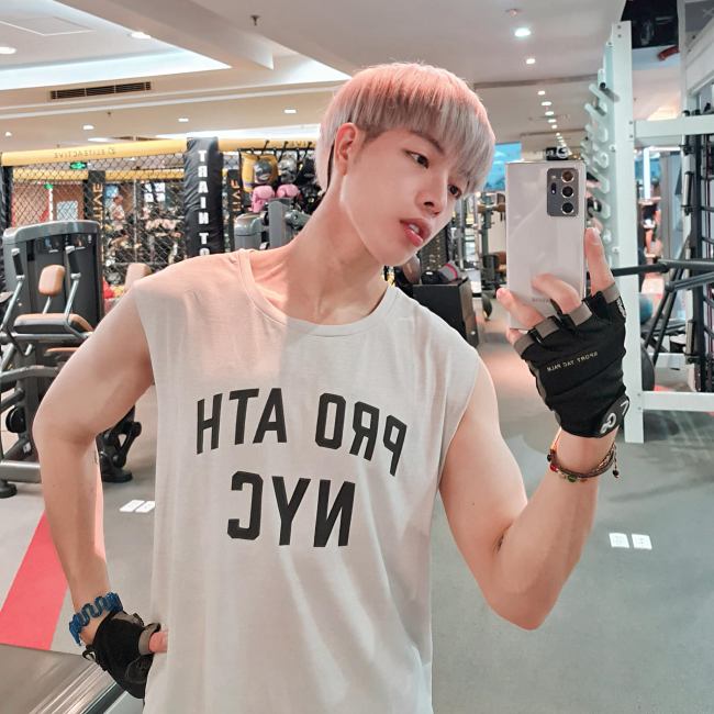 Sau màn lột xác ngoạn mục về ngoại hình, sự nghiệp của Đức Phúc cũng liên tục thăng hạng với nhiều bài hit và trở thành cái tên được chú ý. Đó là lý do trong 2 năm sau khi công khai diện mạo mới, Đức Phúc đã sở hữu khối tài sản đồ sộ.