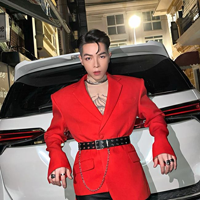 Chưa kể, Đức Phúc còn là tay chơi hàng hiệu có tiếng của làng giải trí Việt. Bộ sưu tập của Đức Phúc có nhiều trang phục và phụ kiện đến từ các thương hiệu danh giá như Gucci, D&G, Versace… Đơn cử, Đức Phúc từng mặc áo phông polo vintage kẻ sọc màu đặc trưng của nhà mốt lừng danh Gucci với giá khoảng 16 triệu đồng. Chiếc áo đã hết hàng và hiện rất khó để mua được. Nam ca sĩ còn sở hữu đôi giày đế thô cũng của Gucci có giá 820 USD (khoảng gần 20 triệu đồng).