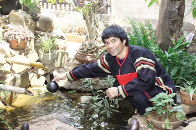 Dù có không ít lời mời đi biểu diễn nhưng Yasuy đều từ chối. Anh thẳng thắn: “Tôi cũng không ngại lấm bùn đất phân heo, gà. Được sống và làm việc theo những gì mình muốn và mình thích đó chính là niềm vui và hạnh phúc nhất đối với tôi. Vì cuộc sống đích thực nhất với tôi là tự do. Làm việc vất vả nhưng ngủ yên và không lo nghĩ ngày mai ganh đua với ai, không bị ai la mắng, ngoại trừ bố mẹ mình