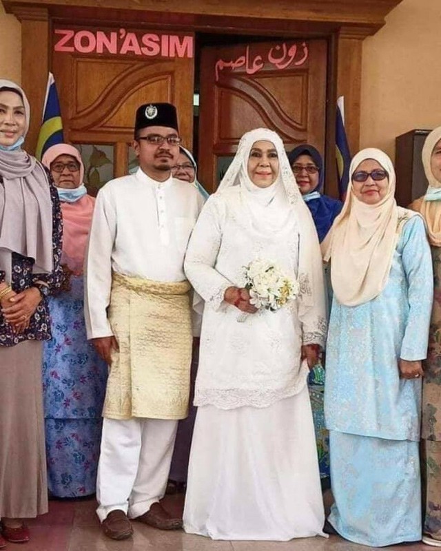 Đám cưới của cô dâu 62 với chú rể 28 gây