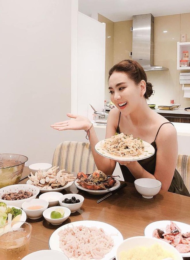Dù công việc MC bận rộn song mỗi khi rảnh rỗi, Mai Ngọc đều tự tay vào bếp chuẩn bị bữa cơm cho gia đình.  