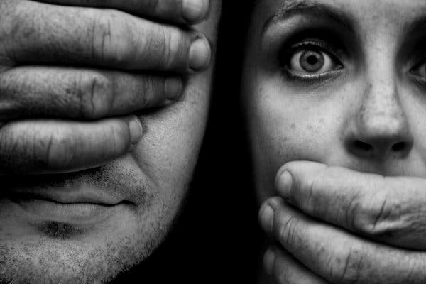 Ám ảnh xâm hại trong làng người mẫu: Nếu không giỏi