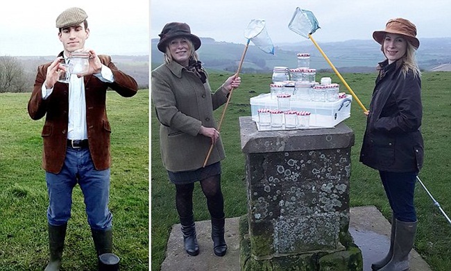 Anh bắt đầu lái ô tô đi lấy không khí sạch từ 5h sáng. Trên xe có nhiều chai rỗng, không khí được thu bằng túi lớn sau đó cho vào chai rồi đóng lại đem bán cho khách hàng.