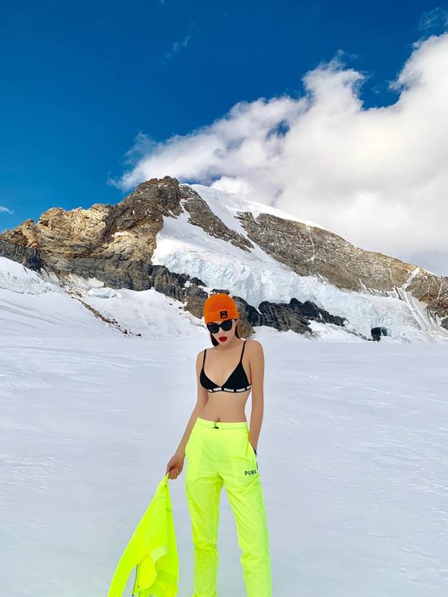 Mới đây, trong chuyến du lịch trời tây, Kỳ Duyên khiến người hâm mộ trầm trồ vì diện nội y giữa trời tuyết trắng xóa.