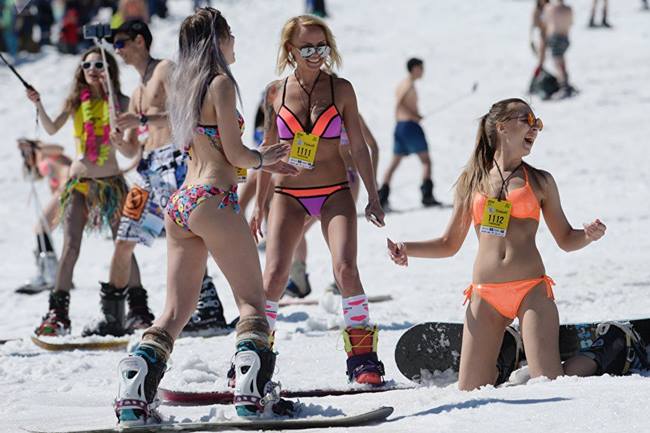 Những bộ bikini rực rỡ của du khách khiến các sườn dốc vốn phủ đầy tuyết trắng thêm sinh động. Ước tính khoảng 10.000 người đã tới tham gia và thưởng thức các sự kiện trượt tuyết và âm nhạc. 