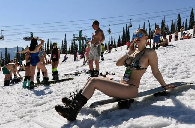 Những người yêu tuyết trên khắp thế giới đã tụ hội về vùng Siberia, Nga để chung vui với người dân địa phương tại lễ hội Grelka. Đàn ông cởi trần mặc quần đùi, phụ nữ mặc bikini trượt tuyết dù nhiệt độ chỉ 15 độ C.