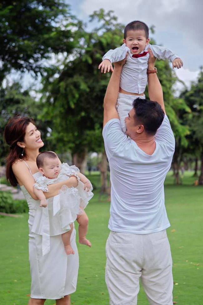 Sau cú sốc hôn nhân đầu, Oanh Yến công khai bạn trai mới đã gắn bó với cô 4 năm. Cả hai có chung 3 người con và một bé đang nằm trong bụng mẹ.