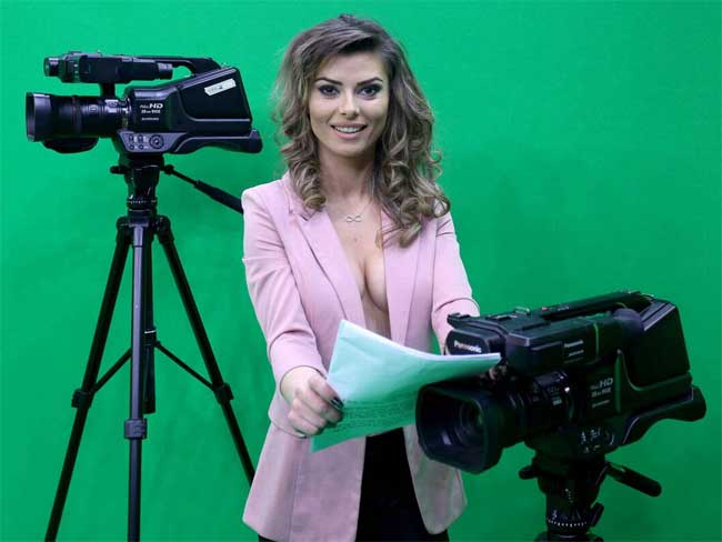 Cô MC kế tiếp Enki là Greta Hoxa thậm chí còn ăn mặc bốc lửa hơn.