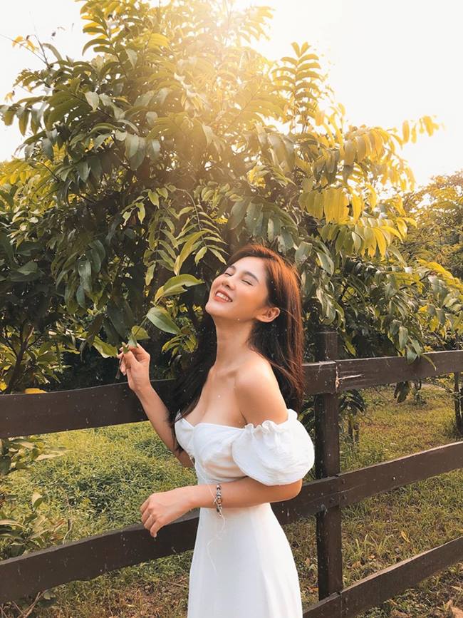 Người đẹp sinh năm 1990 theo đuổi hình tượng phong cách nữ tính, điệu đà, gợi cảm nhưng vừa phải, không phô trương cơ thể quá đà.