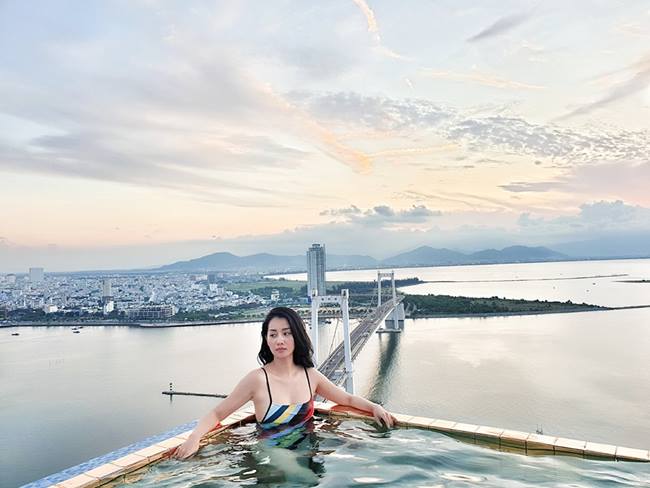 Vẻ đẹp mong manh, thuần khiết của Quỳnh Chi khiến cô được người hâm mộ ưu ái ví xinh đẹp như hoa hậu và nhan sắc như lão hóa ngược theo thời gian, không có dấu hiệu của tuổi già.