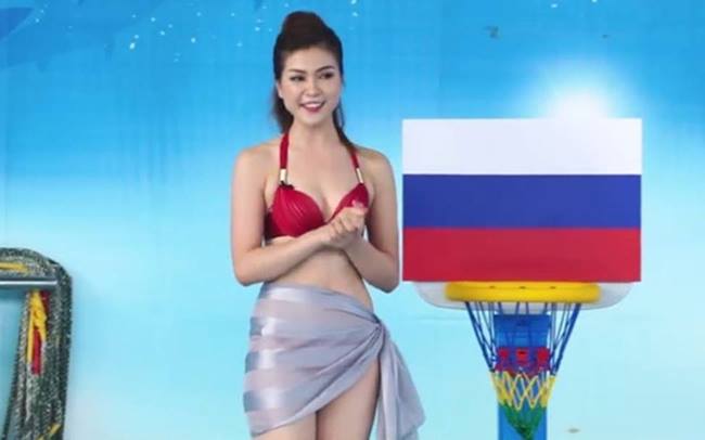Nhiều người nhận ra nữ MC diện bikini dẫn chương trình Dự đoán World Cup chính là hoa khôi sinh viên Hà Nội 2015 - MC Thu Hằng.