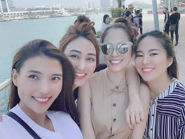 Trong quá trình học tập tại đảo quốc sư tử, thỉnh thoảng Ngân Khánh mới về nước tham gia một vài sự kiện và thăm bạn bè. Ảnh: Ngân Khánh gặp gỡ nhóm bạn thân Dương Cẩm Lynh, Lê Phương, Thúy Diễm khi về thăm quê nhà.