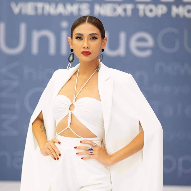 Mới đây, chân dài sinh năm 1988 nhận được nhiều lời khen ngợi và ủng hộ khi đảm nhận vai trò host của Vietnam's Next Top Model 2019. Trước đó, người đẹp họ Võ cũng được mời làm huấn luyện viên chuyên môn Vietnam’s Next Top Model 2017 mùa All Star. Thành công của mùa giải All Stars giúp Võ Hoàng Yến có một lượng fan hùng hậu.