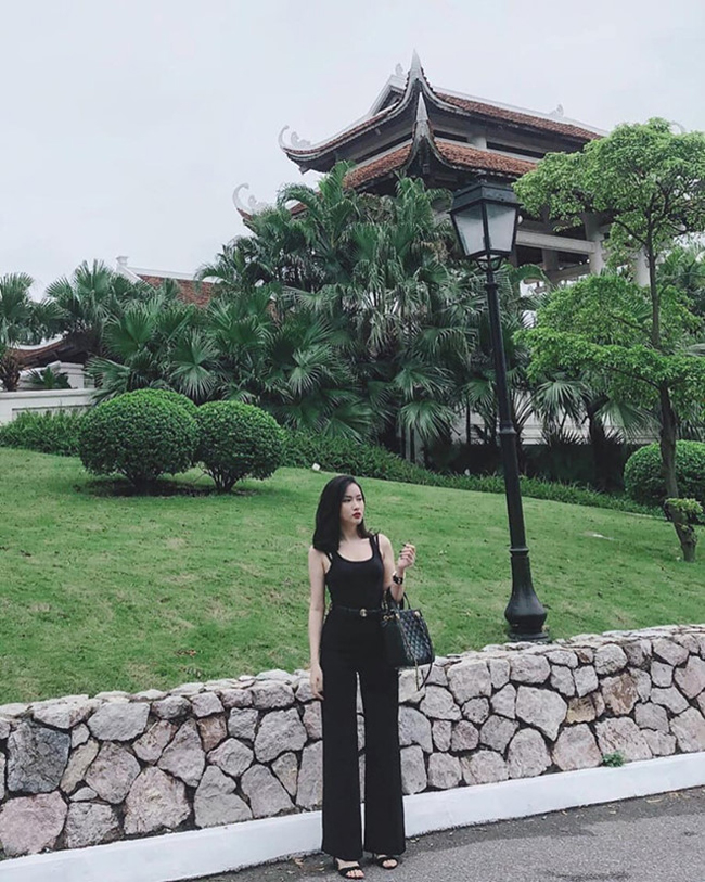 Trên trang cá nhân, cô chia sẻ hình ảnh đa phần mặc đồ 2 màu này.