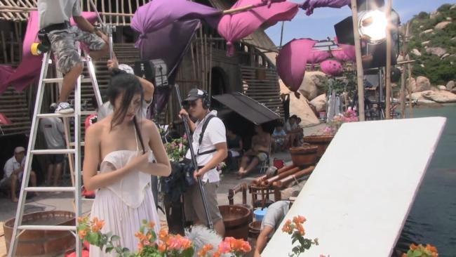 Để chuẩn bị cho cảnh quay, Tăng Thanh Hà đã tự tay xách hai thùng nước đầy đổ vào bồn tắm. Nàng