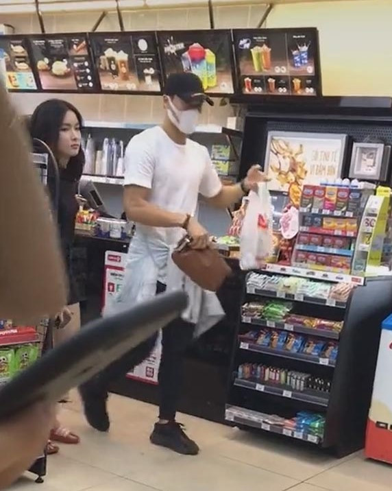Nữ MC xinh đẹp VTV lên tiếng sau lộ ảnh đi siêu thị, Bùi Tiến Dũng phản ứng bất ngờ - 1