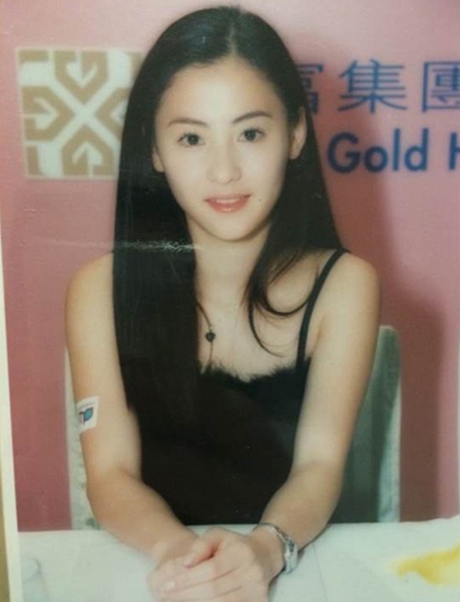 Năm ấy, Trương Bá Chi đảm nhận vai chính trong Vua hài kịch khi mới 17 tuổi. Đôi mắt to tròn, gương mặt thanh tú, ngây thơ của cô đã khiến không biết bao nhiêu khán giả mê đắm. Từ thành công của Vua hài kịch, Trương Bá Chi một bước thành ngôi sao và trở thành cái tên được ưu ái trong làng giải trí Hoa ngữ.