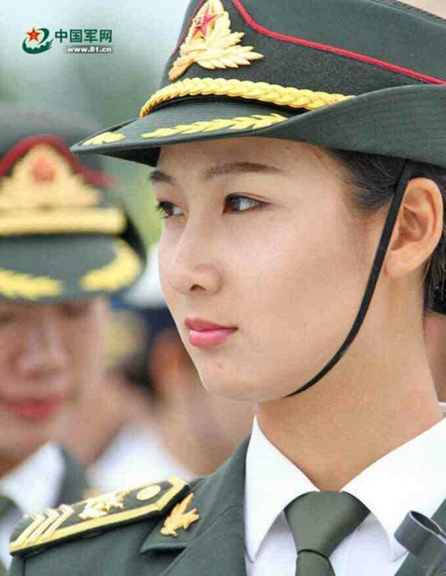 Cô đã từ bỏ công việc người mẫu nội y để trở thành quân nhân, khoác trên mình bộ quần áo trang nghiêm.