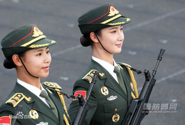 Trong đội nữ tiêu binh ở lễ duyệt binh chào mừng Quốc khánh Trung Hoa, cư dân mạng nước này dành nhiều sự chú ý cho nữ quân nhân Men Jiahui. Năm nay cô 27 tuổi, thu hút sự chú ý của cộng đồng mạng vì ngoại hình xinh đẹp. 