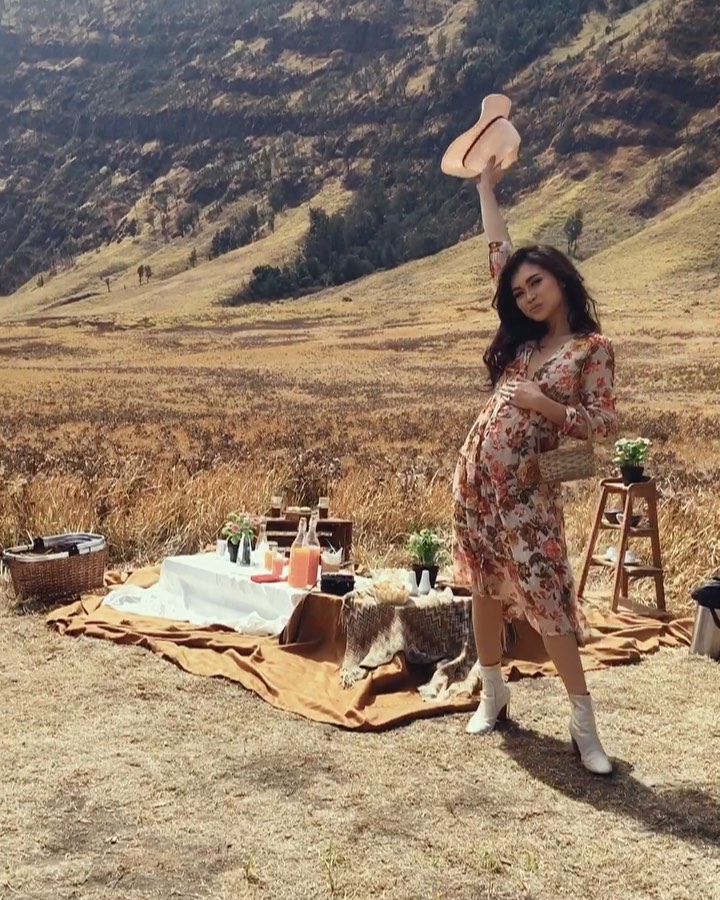 Tiền vệ Indonesia cầu hôn lãng mạn với bạn gái siêu xinh đẹp và nóng bỏng - 8