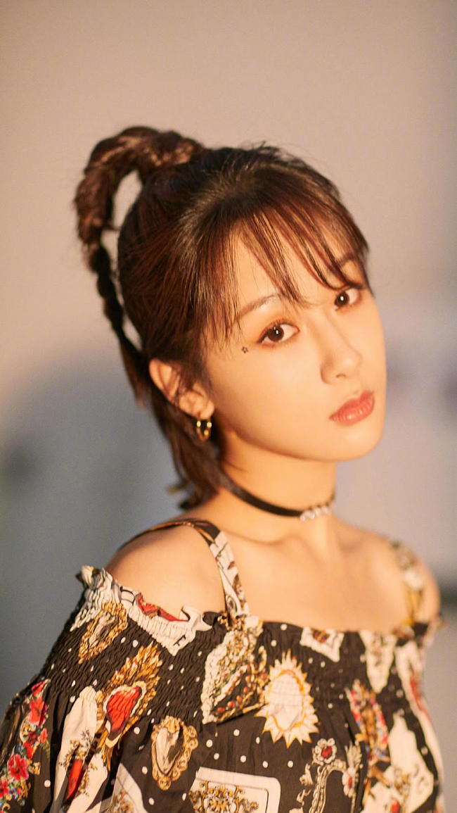 Tuy không có vẻ đẹp xuất sắc như Địch Lệ Nhiệt Ba, Cổ Lực Na Trát hay Trịnh Sảng…, nhưng Dương Tử luôn cuốn hút khán giả với nét duyên độc đáo của mình. Những bộ phim của cô đem lại ấn tượng cho khán giả có thể kể đến Tru tiên: Thanh vân chí, Hoan lạc tụng, Thiên kê chi bạch xà truyền thuyết, Hương mật tựa khói sương, Cá mực hầm mật, Liệt hỏa anh hùng…