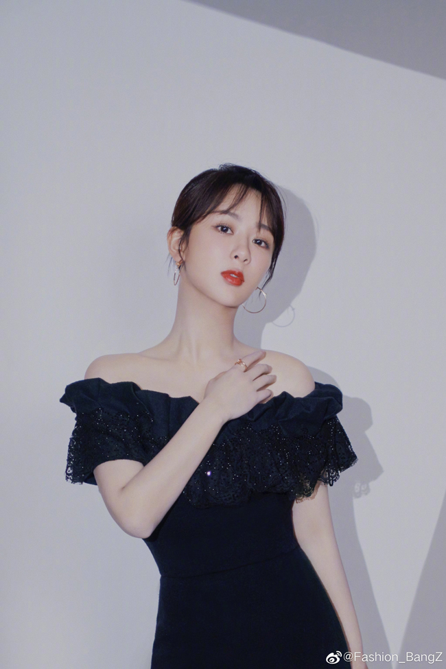 Kể từ khi bắt đầu nổi tiếng, Dương Tử đã vướng phải nghi án phẫu thuật thẩm mỹ. Đáp lại điều này, phía Dương Tử thanh minh do cô là tạng người dễ béo, nên gương mặt thon gọn hiện tại là thành quả sau khi cô giảm cân thành công.