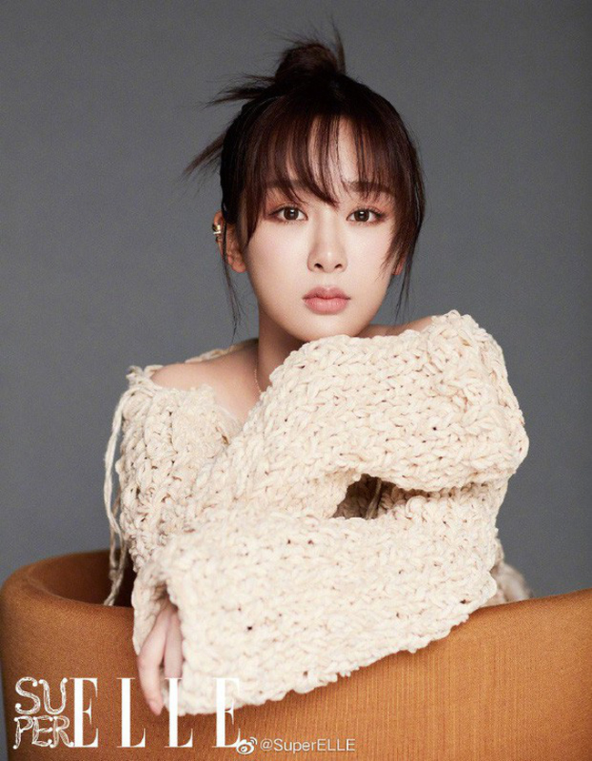 Ngoài ra, Dương Tử thường xuyên bị khán giả chỉ trích vì những hành động được cho là vô duyên, bất lịch sự với đồng nghiệp nam. Đặc biệt là sở thích đưa hai ngón tay chọt vào mũi của bạn diễn, các “nạn nhân” của cô nàng là Lý Hiện, Đặng Luân, Ngụy Đại Huân…