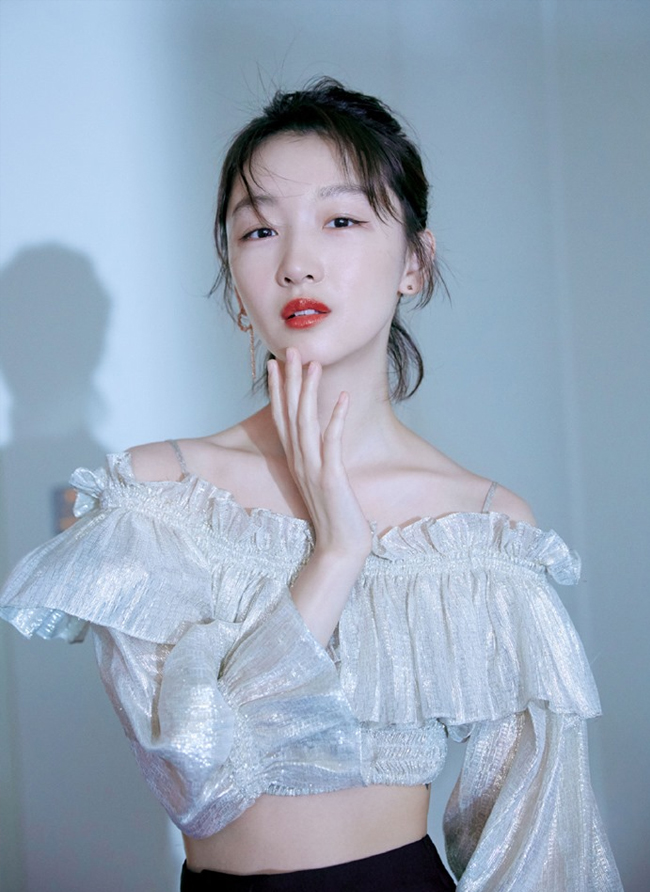 Cô bắt đầu gây tiếng vang ngay khi chỉ mới 18 tuổi, đến năm 24 tuổi, Châu Đông Vũ đã thành công ẵm giải Kim Mã với bộ phim Thất nguyệt và An sinh. Hiện nay, cô là ngôi sao sáng của dòng phim điện ảnh với nhiều tác phẩm lớn nhỏ khác nhau.