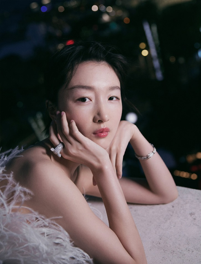 Ngoài ra, Châu Đông Vũ cũng bị nhiều khán giả ghét vì thái độ hách dịch, tự kiêu của mình. Cô đáp trả mạnh mẽ những nhận xét tiêu cực về ngoại hình, sẵn sàng nói thẳng mặt những khán giả chê bai gương mặt mình. Châu Đông Vũ từng nói: