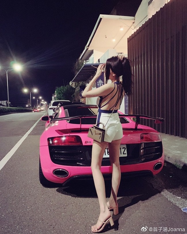 Tháng 8 vừa qua, cô đăng ký tham dự cuộc thi Hoa hậu châu Á xứ Đài và đoạt giải Nữ thần hoàn hảo.