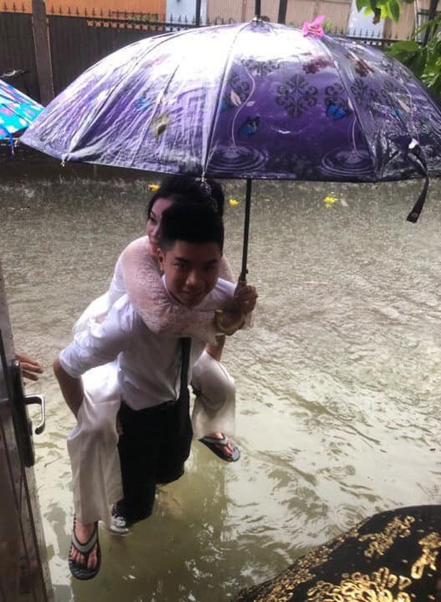 Chú rể Nghệ An cõng cô dâu lội nước, cả họ ăn cỗ trong bóng tối - 1
