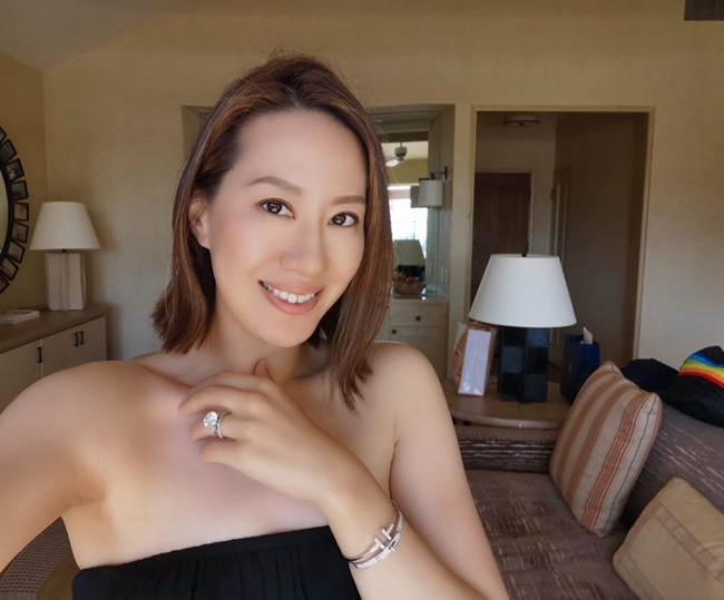 Bà xã Chân Tử Đan từng tham gia Hoa hậu châu Á nhưng không thành công. Năm 2000, cô tiếp tục thử sức ở sân chơi nhan sắc và giành được ngôi vị cao nhất của cuộc thi Hoa hậu Hoa kiều tại Toronto (Canada) do đài truyền hình Fairchild TV tổ chức.