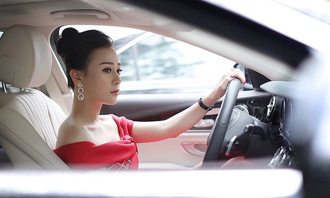 Tuy nhiên, đầu tháng 9 vừa qua, Phương Oanh đã rao bán chiếc xe này. Theo đó, xế sang của Phương Oanh thuộc dòng Mercedes E250 - thời điểm mua mới có giá xấp xỉ 2,5 tỷ đồng.